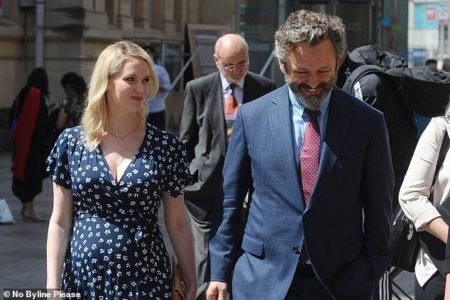 Michael Sheen bude otec