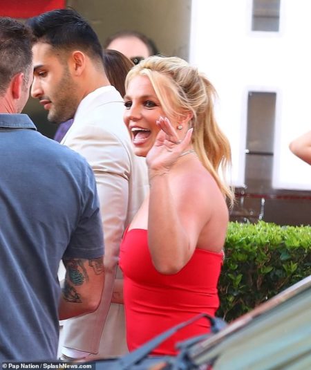 Ktor� p�r sa objavil prv�kr�t ofici�lne na verejnosti?