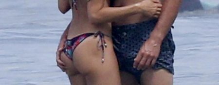 Koho ruka na koho zadku?