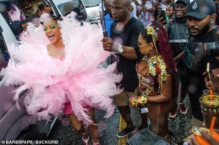 Pr�li� ru�ov� Rihanna